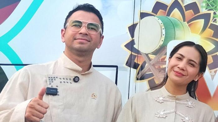 TREN - Raffi Ahmad dan Nagita Slavina terlihat saat menghadiri pelepasan peserta mudik gratis di TMII, Jakarta Timur, Kamis (19/3/2026). Busana yang mereka kenakan tuai perhatian. Bahkan disebut-sebut bakal jadi tren Lebaran tahun ini.