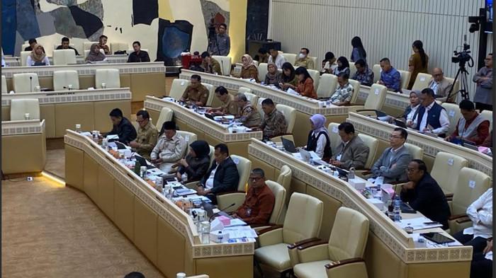 RAPAT KOMISI II - Suasana rapat Komisi II DPR dengan sejumlah kementerian, termasuk Kementerian ATR/BPN, untuk membahas pemulihan pasca bencana di Sumatera, Senin (19/1/2026). Menteri Agraria dan Tata Ruang/Kepala Badan Pertanahan Nasional (ATR/BPN) Nusron Wahid memastikan pemerintah tetap mengakui hak atas tanah warga terdampak bencana di Sumatera, walaupun sertifikatnya hilang atau rusak akibat banjir. (Tribunnews Reza Deni)