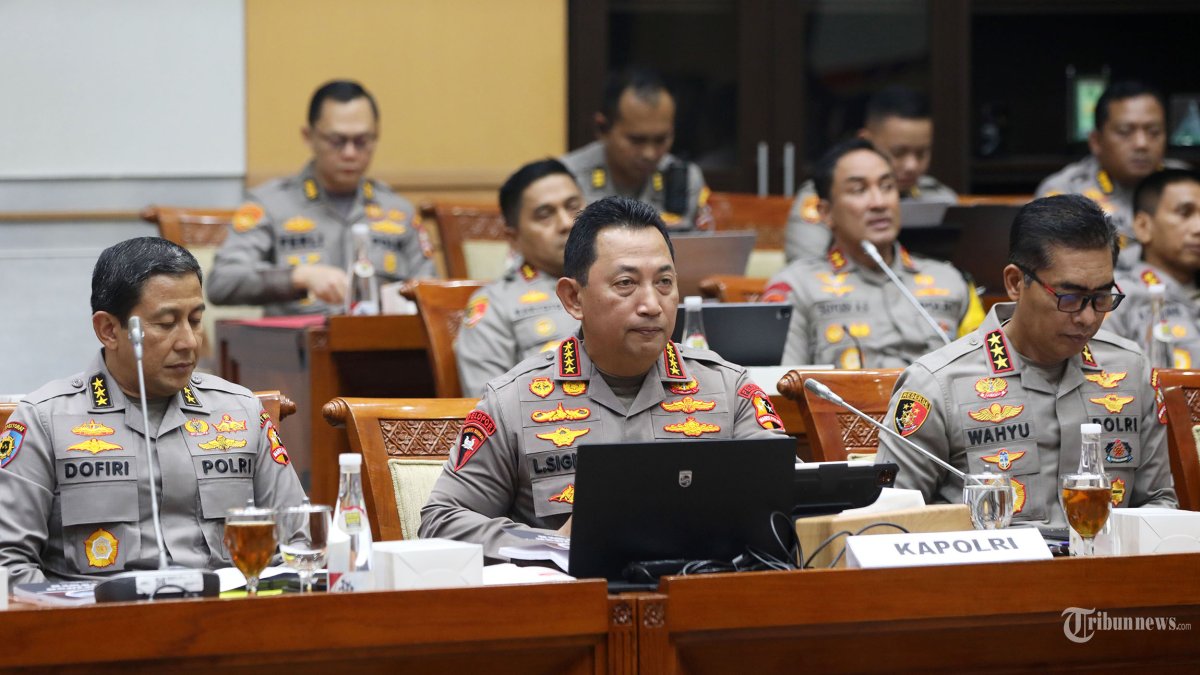 Kapolri Jenderal Pol Listyo Sigit Prabowo mengikuti rapat kerja dengan Komisi III DPR di Kompleks Parlemen, Senayan, Jakarta, Senin (11/11/2024). Rapat kerja tersebut beragendakan pembahasan realisasi anggaran dan capaian kinerja tahun 2024 serta realisasi dan target capaian Polri tahun 2025. TRIBUNNEWS/IRWAN RISMAWAN