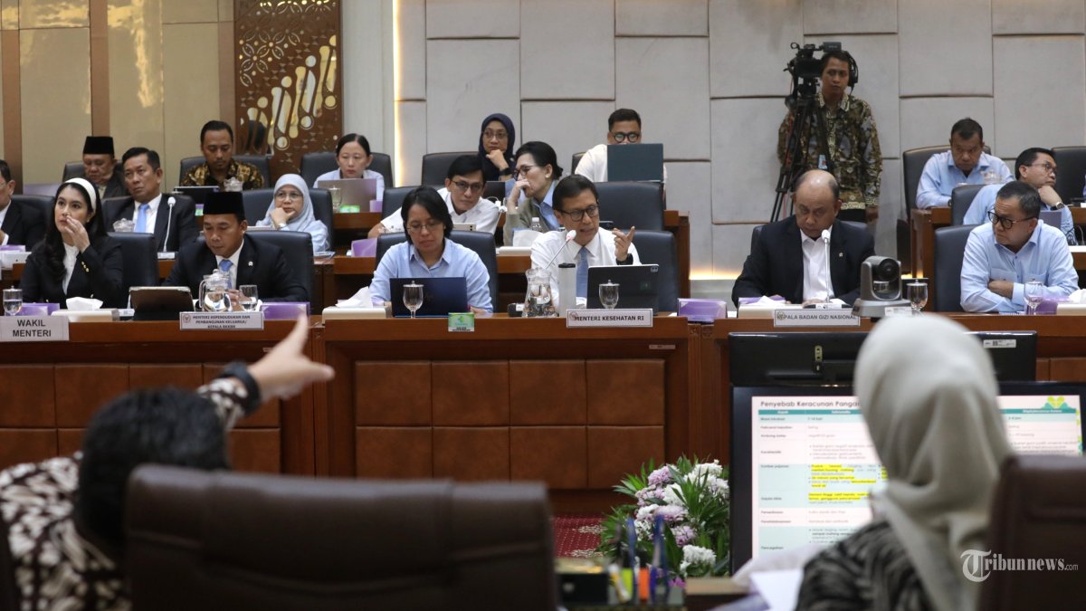 RAKER DPR - Menteri Kesehatan Budi Gunadi Sadikin (ketiga kanan) bersama Menteri Kependudukan dan Pembangunan Keluarga/Kepala BKKBN Wihaji (kedua kiri) dan Kepala Badan Gizi Nasional (BGN) Dadan Hindayana (kedua kanan) mengikuti rapat kerja bersama Komisi IX DPR di Kompleks Parlemen, Senayan, Jakarta, Rabu (1/10/2025). Rapat kerja tersebut membahas terkait penanganan kasus-kasus dan juga isu permasalahan di dalam program makan bergizi gratis. TRIBUNNEWS/IRWAN RISMAWAN