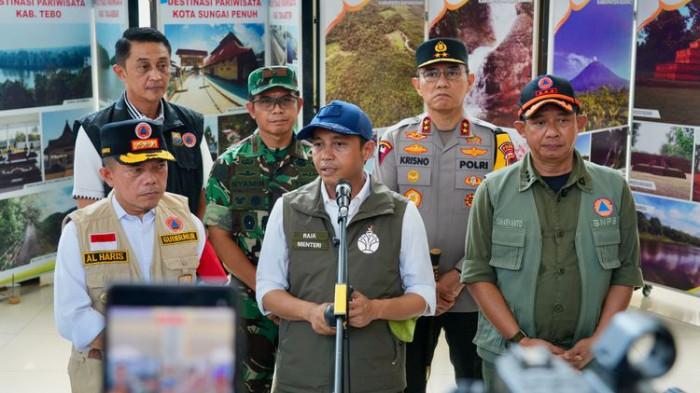 RAKOR KARHUTLA - Menteri Kehutanan Raja Juli Antoni bersama Kepala Badan Nasional Penanggulangan Bencana (BNPB) Letjen TNI Suharyanto dan Gubernur Jambi Al Haris, memperkuat langkah pengendalian kebakaran hutan dan lahan (karhutla) di Provinsi Jambi melalui rapat koordinasi teknis dan pemantauan langsung dari udara, Rabu (2/9/2026).