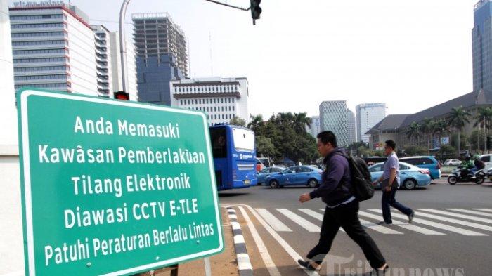 PEJALAN KAKI DITILANG - Rambu Pemberitahuan Kawasan Tilang Elektronik terpasang perihal pemberlakuan electronic traffic law enforcement (ETLE) di Kawasan Jalan MH Thamrin, Jakarta Pusat, DKI Jakarta, Rabu (3/10/2018). Belakangan viral di media sosial kabar pejalan kaki kini bisa terkena tilang saat melintasi kamera ETLE, namun kepolisian memastikan informasi itu tidak benar.