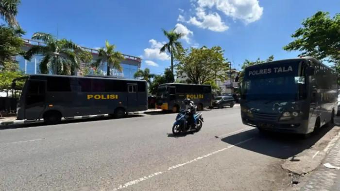 MULAI SIAGA- Sejumlah bus satuan kepolisian dari berbagai kabupaten/kota terparkir di kawasan Gedung DPRD Kalsel, jelang aksi “Reformati Indonesia” pada Senin (16/6/2026) siang.