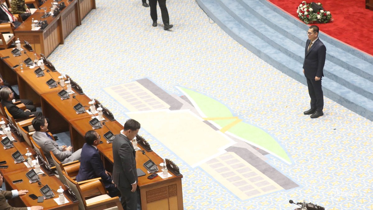 RAPAT PARIPURNA DPR - Hakim Mahkamah Konstitusi (MK) usulan DPR Adies Kadir menghadiri Rapat Paripurna DPR ke-12 Masa Persidangan III Tahun Sidang 2025-2026 di Kompleks Parlemen, Senayan, Jakarta, Selasa (27/1/2026). Rapat Paripurna DPR menyetujui Adies Kadir yang sebelumnya merupakan Wakil Ketua DPR menjadi Hakim Mahkamah Konstitusi (MK) menggantikan Hakim MK Arief Hidayat yang akan pensiun pada 5 Februari mendatang. TRIBUNNEWS/IRWAN RISMAWAN