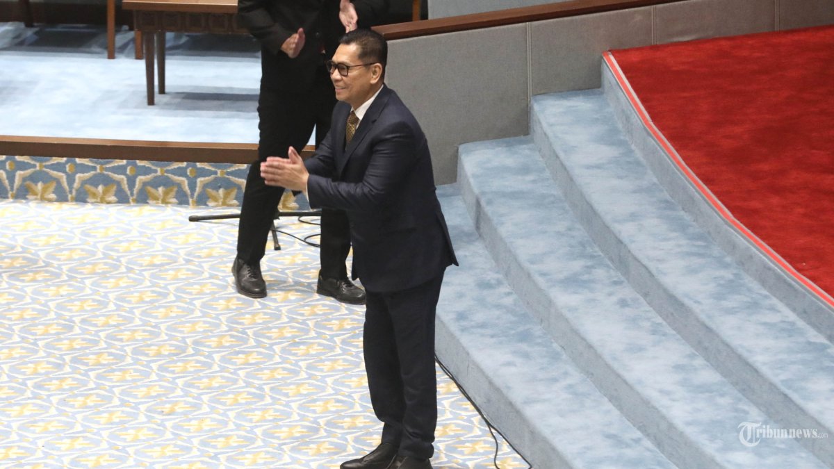 RAPAT PARIPURNA DPR - Hakim Mahkamah Konstitusi (MK) usulan DPR Adies Kadir menghadiri Rapat Paripurna DPR ke-12 Masa Persidangan III Tahun Sidang 2025-2026 di Kompleks Parlemen, Senayan, Jakarta, Selasa (27/1/2026). Rapat Paripurna DPR menyetujui Adies Kadir yang sebelumnya merupakan Wakil Ketua DPR menjadi Hakim Mahkamah Konstitusi (MK) menggantikan Hakim MK Arief Hidayat yang akan pensiun pada 5 Februari mendatang. TRIBUNNEWS/IRWAN RISMAWAN