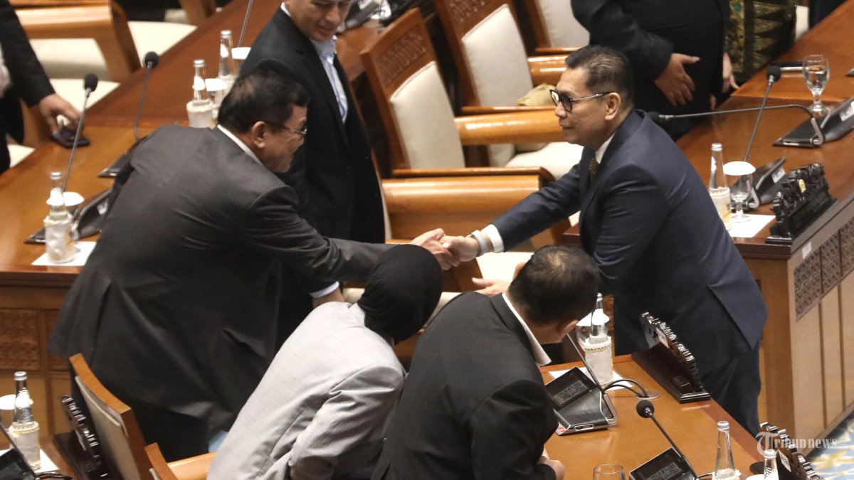 RAPAT PARIPURNA DPR - Hakim Mahkamah Konstitusi (MK) usulan DPR Adies Kadir menghadiri Rapat Paripurna DPR ke-12 Masa Persidangan III Tahun Sidang 2025-2026 di Kompleks Parlemen, Senayan, Jakarta, Selasa (27/1/2026). Rapat Paripurna DPR menyetujui Adies Kadir yang sebelumnya merupakan Wakil Ketua DPR menjadi Hakim Mahkamah Konstitusi (MK) menggantikan Hakim MK Arief Hidayat yang akan pensiun pada 5 Februari mendatang. TRIBUNNEWS/IRWAN RISMAWAN