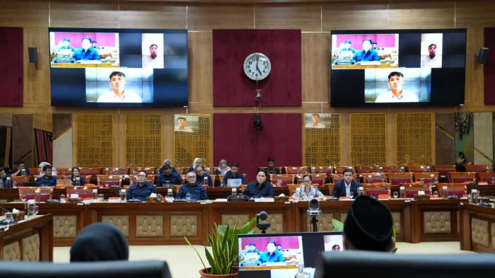 PROSES NATURALISASI - Komisi X DPR RI menggelar rapat kerja bersama Menpora Erick Thohir dan PSSI terkait permohonan pemain naturalisasi Timnas Indonesia Luke Vickery dan Mitchell Baker di Kompleks Parlemen, Jakarta, Senin (15/6/2026). Hasilnya, DPR menyetujui proses naturalisasi dua pemain keturunan tersebut untuk memperkuat Timnas Indonesia.