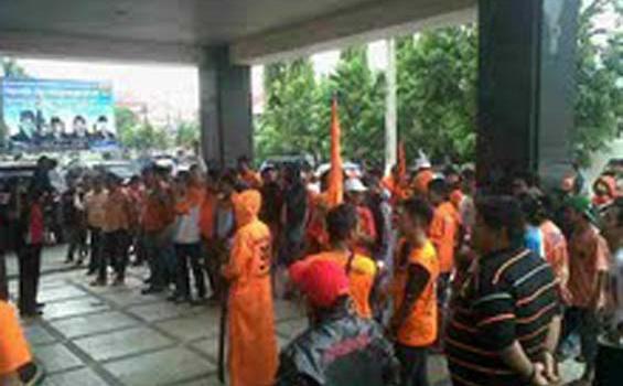 Ratusan Pusamania Tuntut Kejelasan Status