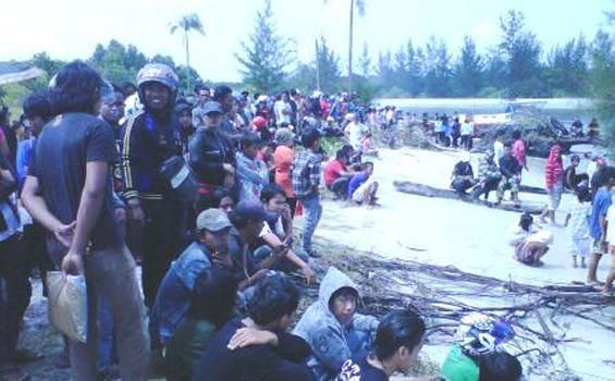 Ratusan Warga Saksikan Ritual Penangkapan Buaya