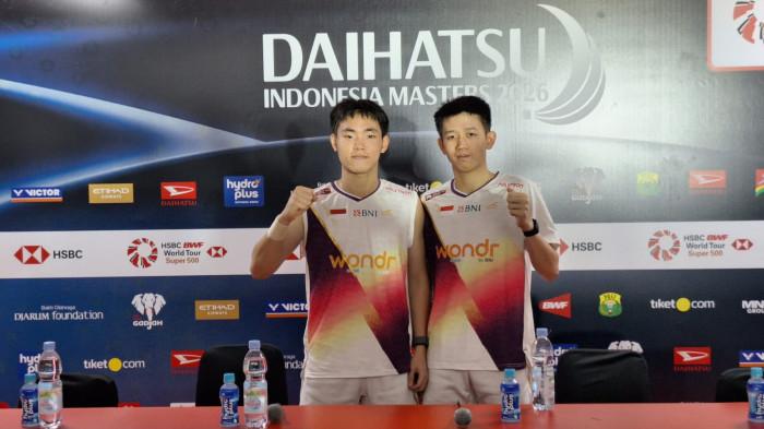 TEMBUS FINAL - Pebulutangkis ganda putra Indonesia, Raymond Indra/Nikolaus Joaquin foto bersama usai melakoni sesi konferensi pers atas keberhasilannya tembus ke partai final Indonesian Masters 2026 di Istora Senayan, Jakarta, Sabtu (24/1/2026). Tribunnews/Abdul Majid