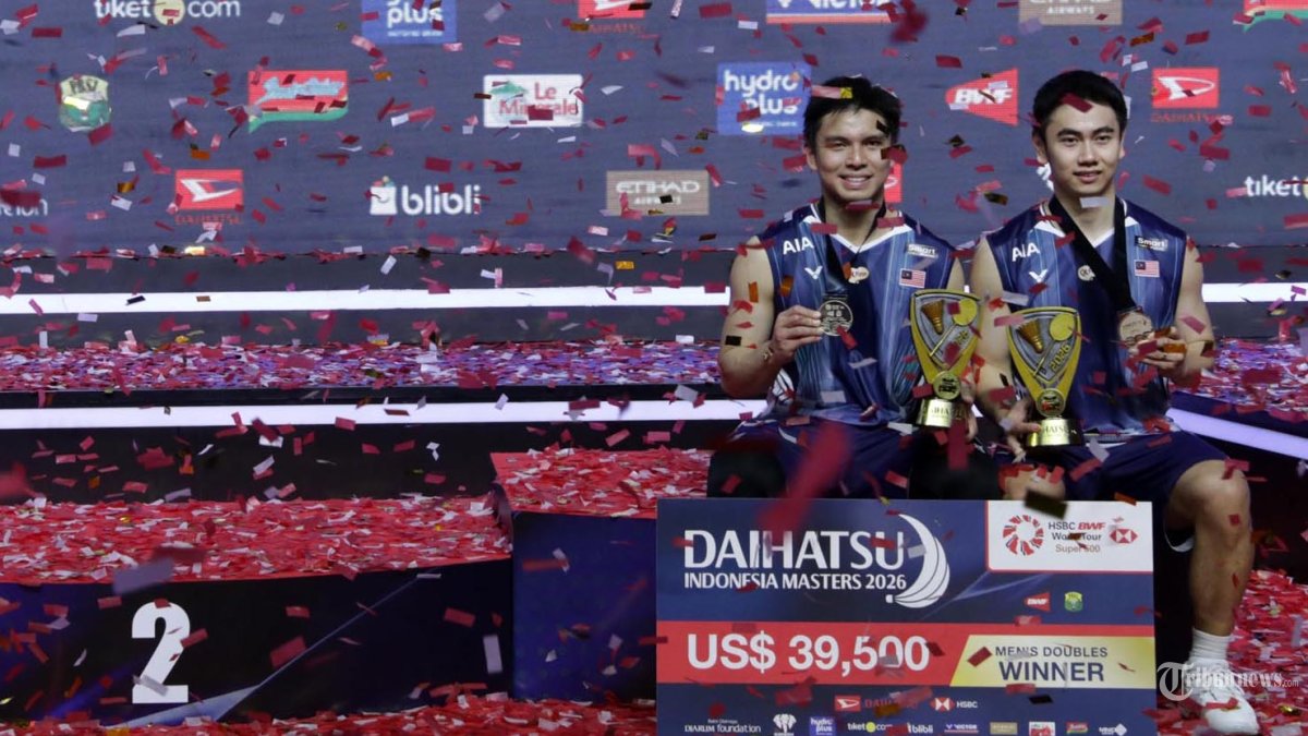 INDONESIA MASTERS 2026 - Pebulu tangkis ganda putra Malaysia Goh Sze Fei dan Nur Izzudin mengangkat medali usai mengalahkan pebulu tangkis ganda putra Indonesia Raymond Indra dan Nikolaus Joaquin pada babak final Daihatsu Indonesia Masters 2026 di Istora Senayan, Jakarta, Minggu (25/1/2026). Pasangan ganda putra Indonesia Raymond Indra dan Nikolaus Joaquin gagal menjuarai Indonesia Masters 2026 setelah kalah dengan skor 19-21 dan 13-21. TRIBUNNEWS/IRWAN RISMAWAN