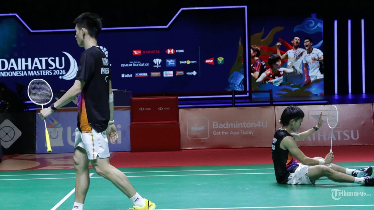INDONESIA MASTERS 2026 - Ekspresi kekecewaan pebulu tangkis ganda putra Indonesia Raymond Indra dan Nikolaus Joaquin usai dikalahkan pebulu tangkis ganda putra Malaysia Goh Sze Fei dan Nur Izzudin pada babak final Daihatsu Indonesia Masters 2026 di Istora Senayan, Jakarta, Minggu (25/1/2026). Pasangan ganda putra Indonesia Raymond Indra dan Nikolaus Joaquin gagal menjuarai Indonesia Masters 2026 setelah kalah dengan skor 19-21 dan 13-21. TRIBUNNEWS/IRWAN RISMAWAN