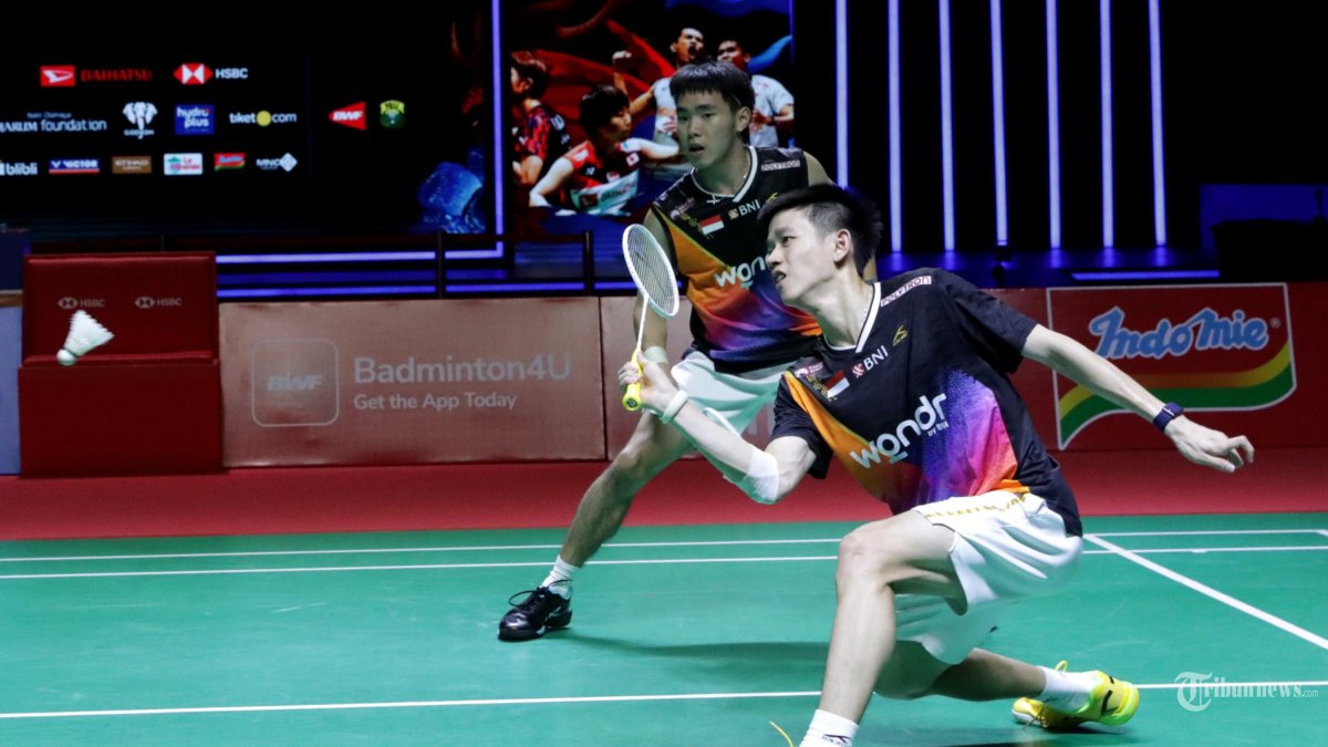 INDONESIA MASTERS 2026 - Pebulu tangkis ganda putra Indonesia Raymond Indra dan Nikolaus Joaquin mengembalikan kok ke arah pebulu tangkis ganda putra Malaysia Goh Sze Fei dan Nur Izzudin pada babak final Daihatsu Indonesia Masters 2026 di Istora Senayan, Jakarta, Minggu (25/1/2026). Pasangan ganda putra Indonesia Raymond Indra dan Nikolaus Joaquin gagal menjuarai Indonesia Masters 2026 setelah kalah dengan skor 19-21 dan 13-21. TRIBUNNEWS/IRWAN RISMAWAN