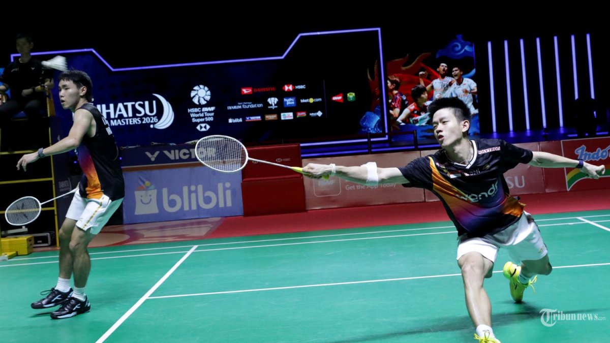 INDONESIA MASTERS 2026 - Pebulu tangkis ganda putra Indonesia Raymond Indra dan Nikolaus Joaquin mengembalikan kok ke arah pebulu tangkis ganda putra Malaysia Goh Sze Fei dan Nur Izzudin pada babak final Daihatsu Indonesia Masters 2026 di Istora Senayan, Jakarta, Minggu (25/1/2026). Pasangan ganda putra Indonesia Raymond Indra dan Nikolaus Joaquin gagal menjuarai Indonesia Masters 2026 setelah kalah dengan skor 19-21 dan 13-21. TRIBUNNEWS/IRWAN RISMAWAN