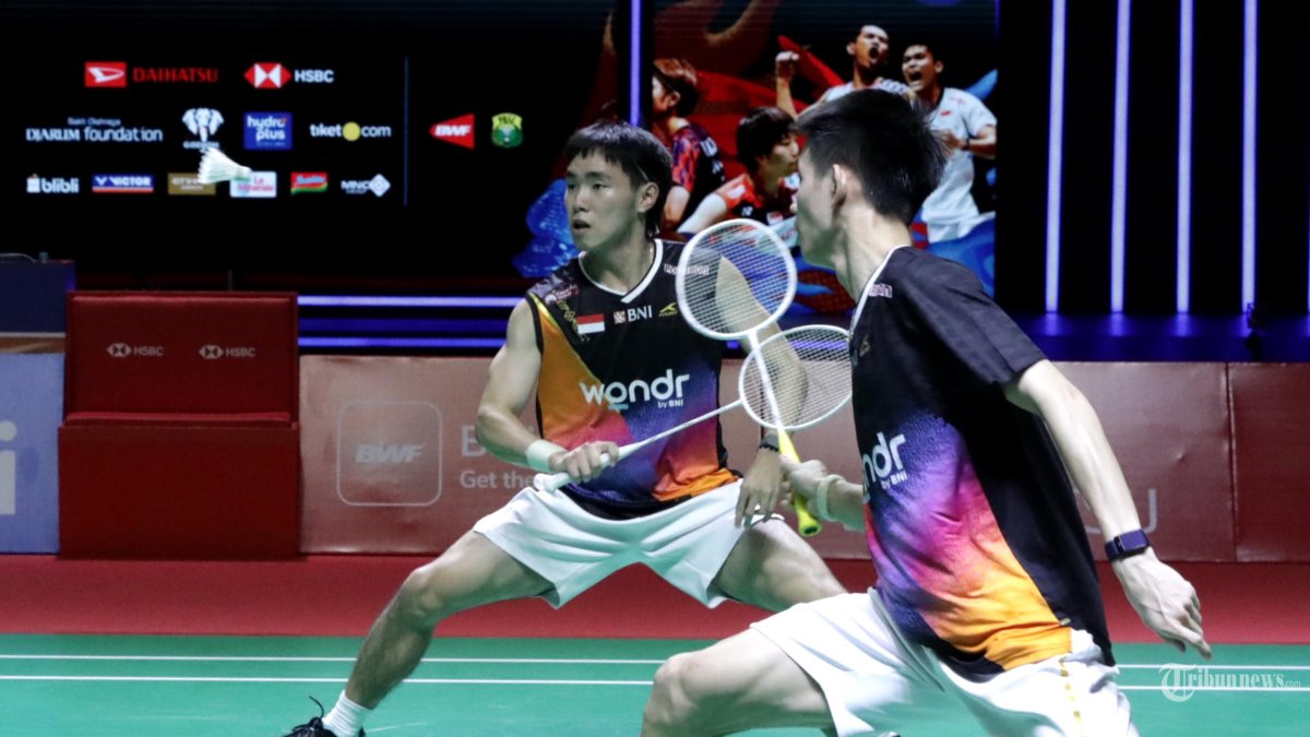 INDONESIA MASTERS 2026 - Pebulu tangkis ganda putra Indonesia Raymond Indra dan Nikolaus Joaquin mengembalikan kok ke arah pebulu tangkis ganda putra Malaysia Goh Sze Fei dan Nur Izzudin pada babak final Daihatsu Indonesia Masters 2026 di Istora Senayan, Jakarta, Minggu (25/1/2026). Pasangan ganda putra Indonesia Raymond Indra dan Nikolaus Joaquin gagal menjuarai Indonesia Masters 2026 setelah kalah dengan skor 19-21 dan 13-21. TRIBUNNEWS/IRWAN RISMAWAN