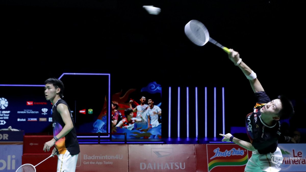 INDONESIA MASTERS 2026 - Pebulu tangkis ganda putra Indonesia Raymond Indra dan Nikolaus Joaquin mengembalikan kok ke arah pebulu tangkis ganda putra Malaysia Goh Sze Fei dan Nur Izzudin pada babak final Daihatsu Indonesia Masters 2026 di Istora Senayan, Jakarta, Minggu (25/1/2026). Pasangan ganda putra Indonesia Raymond Indra dan Nikolaus Joaquin gagal menjuarai Indonesia Masters 2026 setelah kalah dengan skor 19-21 dan 13-21. TRIBUNNEWS/IRWAN RISMAWAN