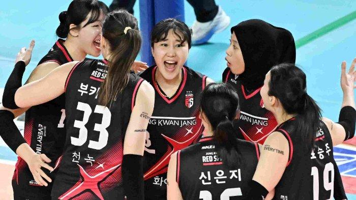 RED SPARKS FINAL - Selebrasi pemain Red Sparks di final Liga Voli Putri Korea 2024/25 game 4 saat berhasil mengalahkan Pink Spiders skor 3-2 di Chungmu Gymnasium pada 6 April 2025. (Foto: KOVO)