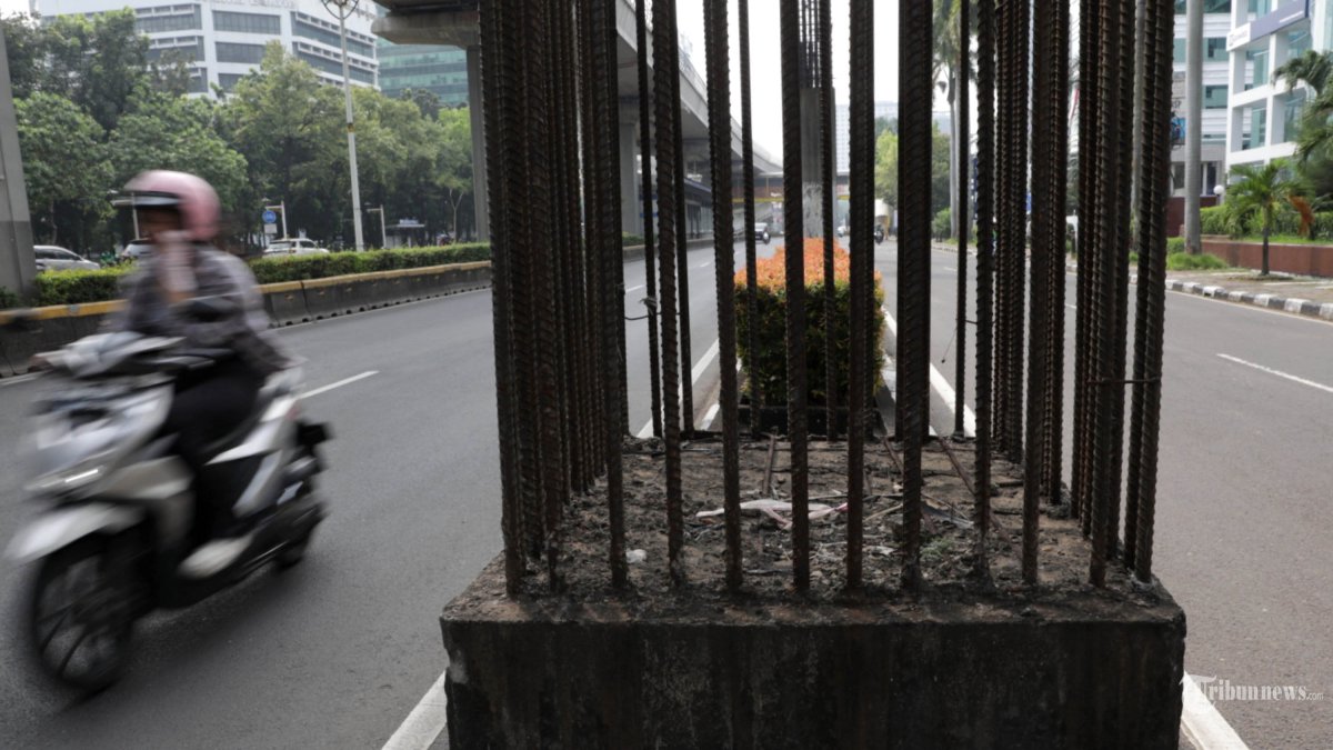 TIANG MONOREL - Pengendara melintas di dekat tiang bekas proyek monorel Jakarta di kawasan Jalan HR Rasuna Said, Kuningan, Jakarta, Rabu (25/6/2025). Pemerintah Provinsi DKI Jakarta berencana untuk menuntaskan dengan merapikan tiang-tiang bekas proyek monorel yang mangkrak selama hampir dua dekade di Jalan HR Rasuna Said dan Jalan Asia Afrika, Jakarta karena dinilai mengganggu estetika kota. TRIBUNNEWS/IRWAN RISMAWAN