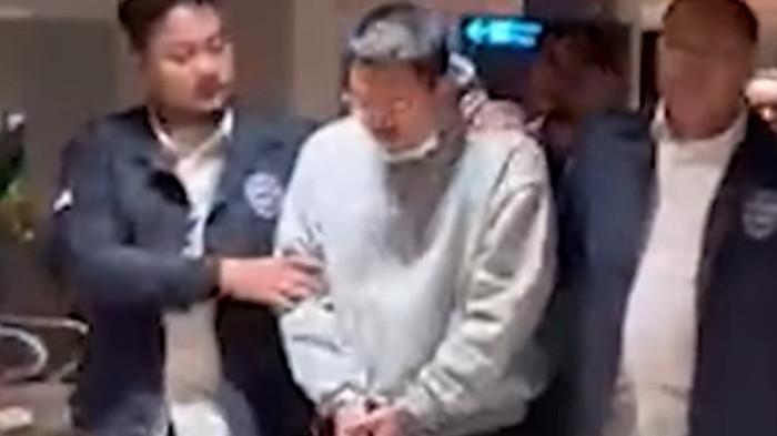 UJARAN KEBENCIAN - Pelaku ujaran kebencian, Adimas Firdaus atau pemilik akun Resbob, ditangkap oleh polisi, Senin (15/12/2025) malam