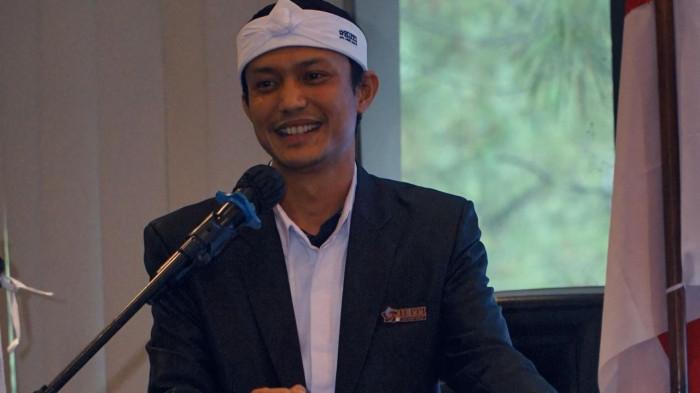 DAMPAK KONFLIK — Ketua Umum DPD Himpunan Pengusaha Pribumi Indonesia (HIPPI) Jawa Barat, Rescky Noereal Roma, saat berbicara dalam sebuah forum, belum lama ini. Ia memperingatkan lonjakan biaya logistik dan pelemahan nilai tukar Rupiah akibat konflik Timur Tengah kini mulai mengancam margin keuntungan pengusaha kecil.