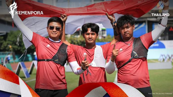 Riau Ega Agata Salsabilla dan 2 rekannya meraih medali emas