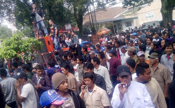 Warga Purwakarta Demo Kejati Jabar