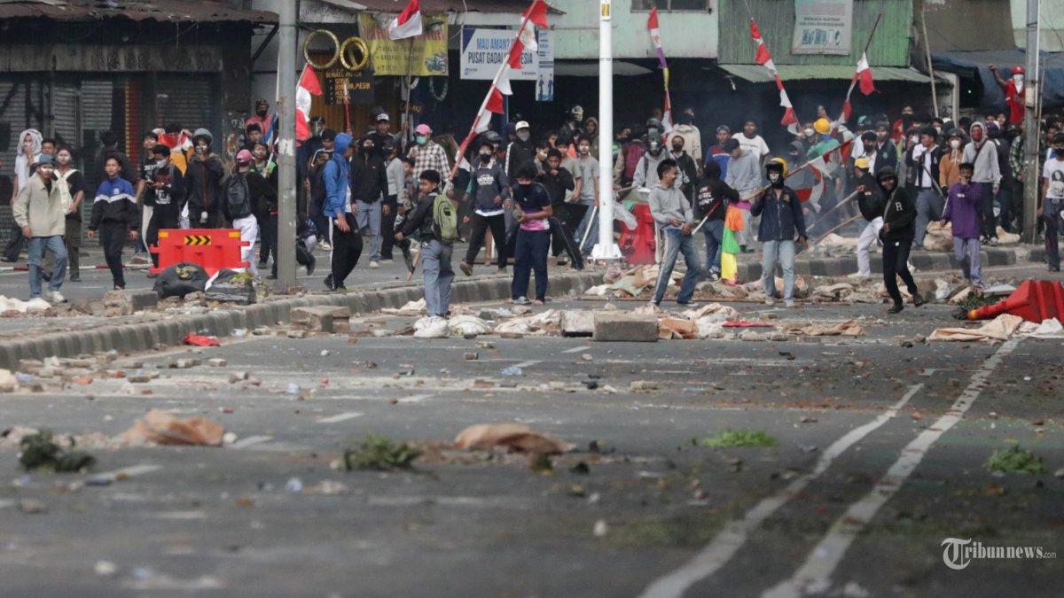 Sejumlah pengunjuk rasa bersitegang dengan aparat saat melakukan aksi di Jalan Pejompongan, Jakarta, Senin (25/8/2025). Unjuk rasa menolak tunjangan anggota DPR berakhir ricuh. TRIBUNNEWS/IRWAN RISMAWAN