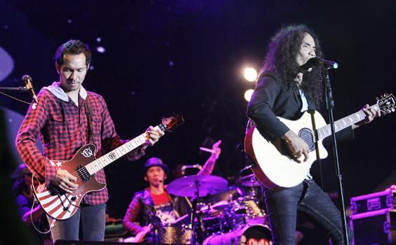 Petugas Punguti Sampah Sisa Konser Slank