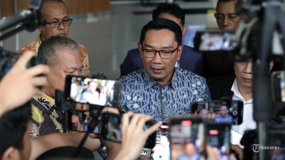 PEMERIKSAAN RIDWAN KAMIL - Mantan Gubernur Jawa Barat Ridwan Kamil berjalan usai menjalani pemeriksaan di Gedung Merah Putih KPK, Jakarta, Selasa (2/12/2025). Penyidik KPK melakukan pemanggilan kepada Ridwan Kamil untuk diperiksa sebagai saksi dalam kapasitasnya semasa menjabat sebagai Gubernur Jawa Barat dalam kasus dugaan korupsi pengadaan iklan pada Bank Pembangunan Daerah Jawa Barat dan Banten atau Bank BJB periode 2021-2023 yang diperkirakan merugikan keuangan negara sekitar Rp222 miliar. TRIBUNNEWS/IRWAN RISMAWAN