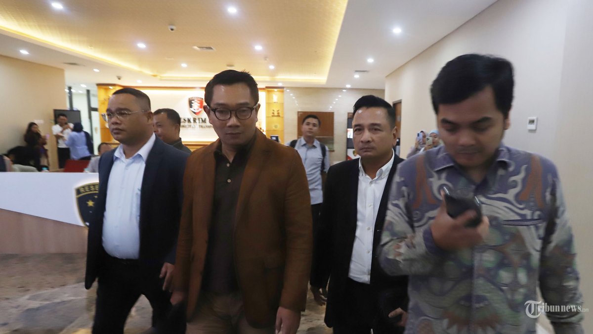 TES DNA - Mantan Gubernur Jawa Barat Ridwan Kamil usai menjalani tes DNA di Gedung Bareskrim Polri, Jakarta Selatan, Kamis (7/8/2025). Tes DNA tersebut dilakukan untuk membuktikan apakah Ridwan Kamil merupakan orang tua biologis dari anak Lisa Mariana di kasus dugaan pencemaran nama baik tersebut. Ridwan Kamil melakukan pemeriksaan selama empat jam lebih. Tribunnews/Jeprima
