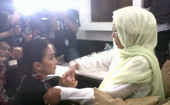 Rieke Lakukan Sungkeman Sebelum ke TPS