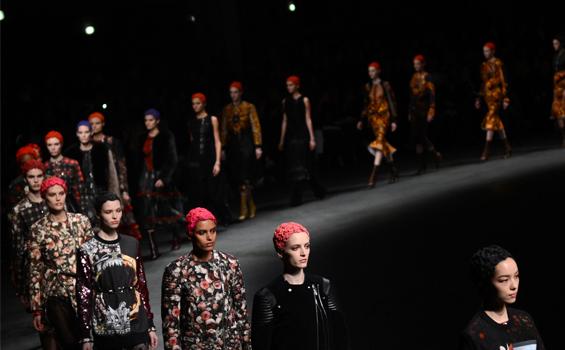 Kostum Diamond World Tour Rihanna Ternyata Bikinan Givenchy