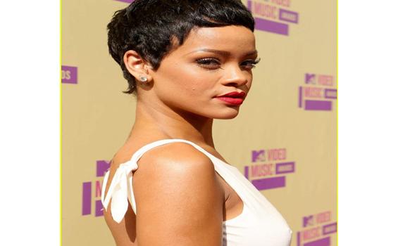 Rihanna Jadi Cowok Banget dengan Model Rambut Begini