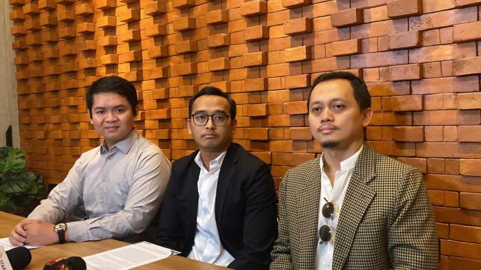 ISU PERSELINGKUHAN - Riky Febriansyah (tengah), suami Maissy, bersama kuasa hukumnya, Maulana Kidangjati (kanan) dalam jumpa pers klarifikasi soal isu perselingkuhan di kawasan Mampang, Jakarta Selatan, Senin (16/3/2026). (Tribunnews.com/Fauzi Alamsyah).