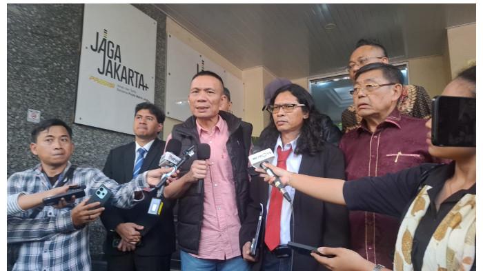 KASUS IJAZAH JOKOWI - Rismon Hasiholan Sianipar tersangka kasus tudingan ijazah palsu Presiden ke-7 RI Joko Widodo menandatangani kesepakatan Restorative Justice (RJ) dengan para pelapor di Gedung Ditreskrimum Polda Metro Jaya, Jakarta Selatan, Rabu (1/4/2026). (Tribunnews.com/Reynas Abdila)