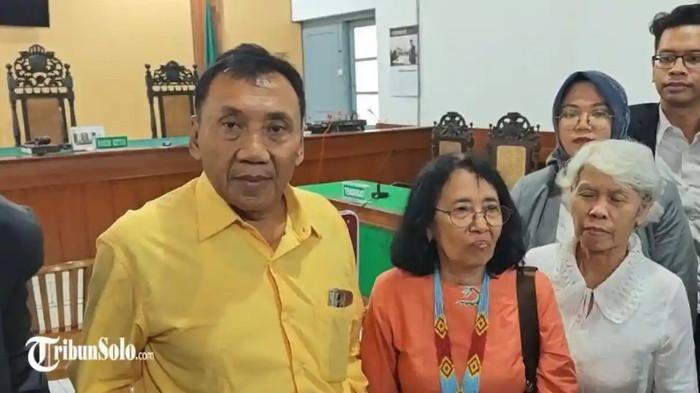 TEMAN KKN JOKOWI - Tiga saksi dihadirkan dalam sidang lanjutan gugatan CLS ijazah Presiden ke-7 RI Joko Widodo di PN Solo, Selasa (3/2/2026). Dua di antaranya teman Jokowi saat KKN, Ritje Dwdijaja dan Yohana Bergmans Sudarwati, di Boyolali, Jawa Tengah.