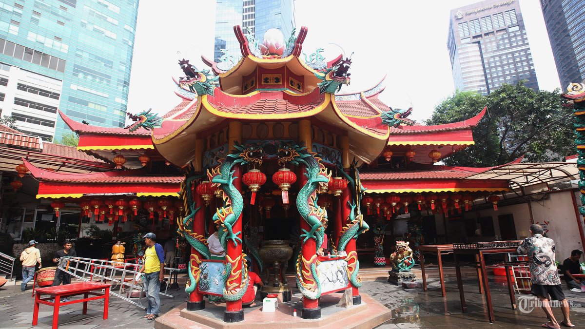CUCI PATUNG DEWA - Sejumlah warga keturunan Tionghoa melakukan bersih-bersih di Vihara Amurva Bhumi, Jakarta Selatan, Selasa (10/2/2026). Ritual pencucian patung dewa serta bersih-bersih vihara tersebut dilakukan guna menyambut tahun baru Imlek 2577 Kongzili yang jatuh pada tanggal 17 Februari 2026. Tribunnews/Jeprima