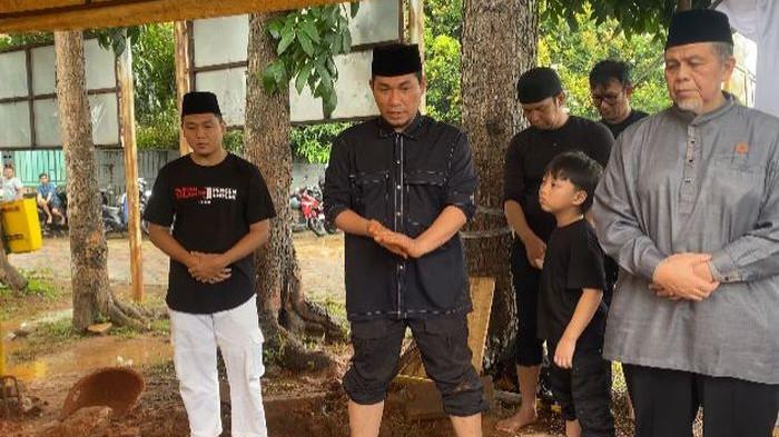 BERDUKA - Rizal Armada ditemui di TPU Jombang, Tangerang Selatan, Jumat (23/1/2026). Ia baru saja memakamkan bayi perempuannya yang meninggal dunia dalam kandungan sang istri.
