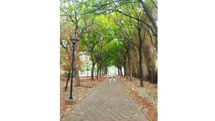 Momen ngabuburit di taman kota saat Ramadan: