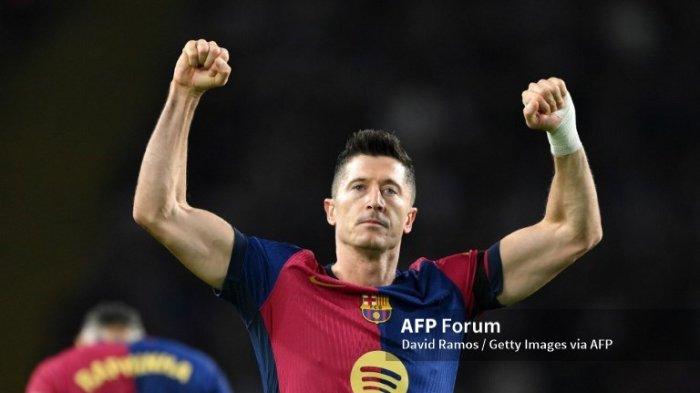 Robert Lewandowski dari FC Barcelona merayakan gol kedua timnya selama pertandingan La Liga EA Sports antara FC Barcelona dan Sevilla FC di Estadi Olimpic Lluis Companys pada 20 Oktober 2024 di Barcelona, Spanyol. (Foto oleh David Ramos/Getty Images)