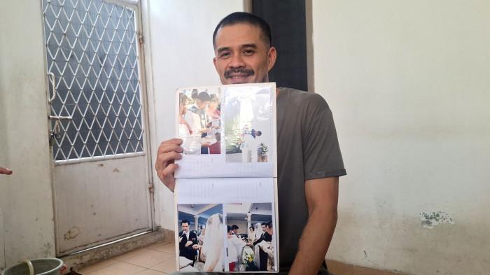 BANTAHAN ROBY - Roby Tremonti ketika ditemui di kediamannya di kawasan Cibinong, Bogor, Jawa Barat, Selasa (13/1/2026). Ia membantah pengakuan Aurelie Moeremans dalam buku memoarnya berjudul Broken Strings, yang mengaku menikah dalam keadaan terpaksa.