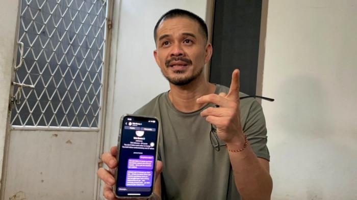 BANTAH ANCAM HESTI - Roby Tremonti di kediamannya, di kawasan Cibinong, Bogor, Jawa Barat, Selasa (13/1/2026). Ia menunjukkan foto chatnya kepada Edo Borne, suami Hesti Purwadinata. Pada momen itu ia sekaligus membantah mengancam dan Hesti.