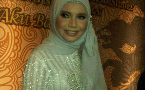 Sekarang Rossa Sering Pakai Jilbab Saat Manggung