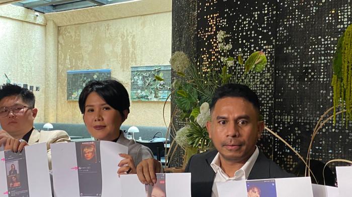 PENCEMARAN NAMA BAIK - Jumpa pers tim kuasa hukum manajemen Rossa melayangkan somasi kepada puluhan akun sosial media karena dianggap mencemarkan nama baik dan fitnah terhadap sang artis di kawasan Darmawangsa, Jakarta Selatan, Senin (13/4/2026). (Tribunnews.com/Fauzi Alamsyah).