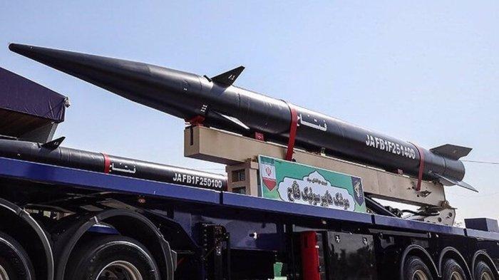 Rudal hipersonik Fattah ditampilkan dalam parade militer tahun lalu.