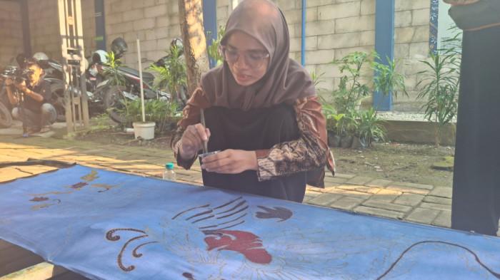 RUMAH BATIK TBIG - Indah Handayani (31), salah satu peserta program membatik di Rumah Batik TBIG, di Pekalongan, Jawa Tengah, saat mengerjakan karyanya. (Selasa (7/10/2025). (Tribunnews.com/Garudea Prabawati)