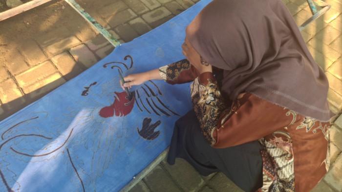 RUMAH BATIK TBIG - Indah Handayani (31), salah satu peserta program membatik di Rumah Batik TBIG, di Pekalongan, Jawa Tengah, saat mengerjakan karyanya. (Selasa (7/10/2025). (Tribunnews.com/Garudea Prabawati)