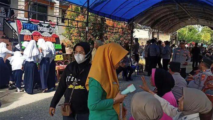 POLISI DIANIAYA SENIOR - Suasana rumah duka anggota Ditsamapta Polda Sulawesi Selatan (Sulsel), Bripda DP (19), di Desa Pincara, Kecamatan Patampanua, Kabupaten Pinrang, Senin (23/2/2026). Rumah duka dipadati pelayat dan sejumlah personel polisi melakukan gladi upacara pelepasan jenazah yang rencananya dipimpin Kapolda Sulsel Irjen Pol Djuhandhani Rahardjo Puro.
