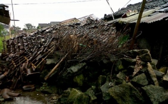 13 Rumah dan Sekolah Ambruk Diterjang Puting Beliung