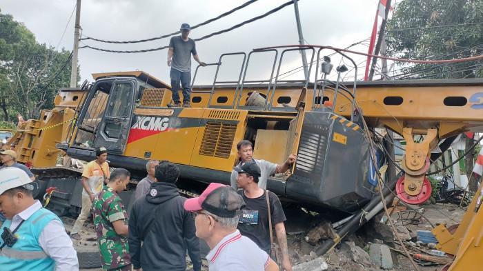 TERTIMPA ALAT BERAT - Rumah Sumardi saat tertimpa alat berat di kawasan Gombel Lama yang lepas kendali, beberapa bagian rumahnya rusak, Senin (11/8/2025).